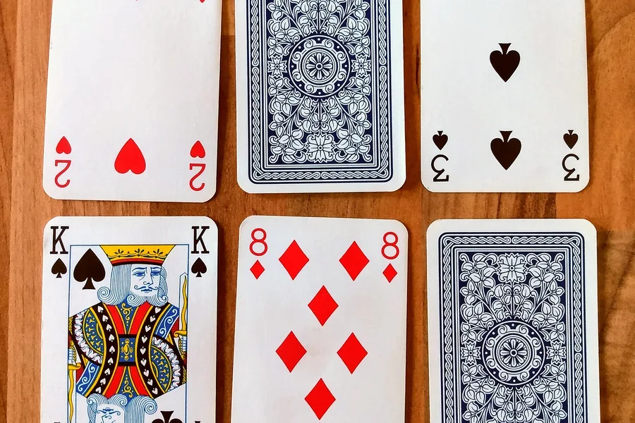 Fotografia de contexto para: variantes de jogos de cartas