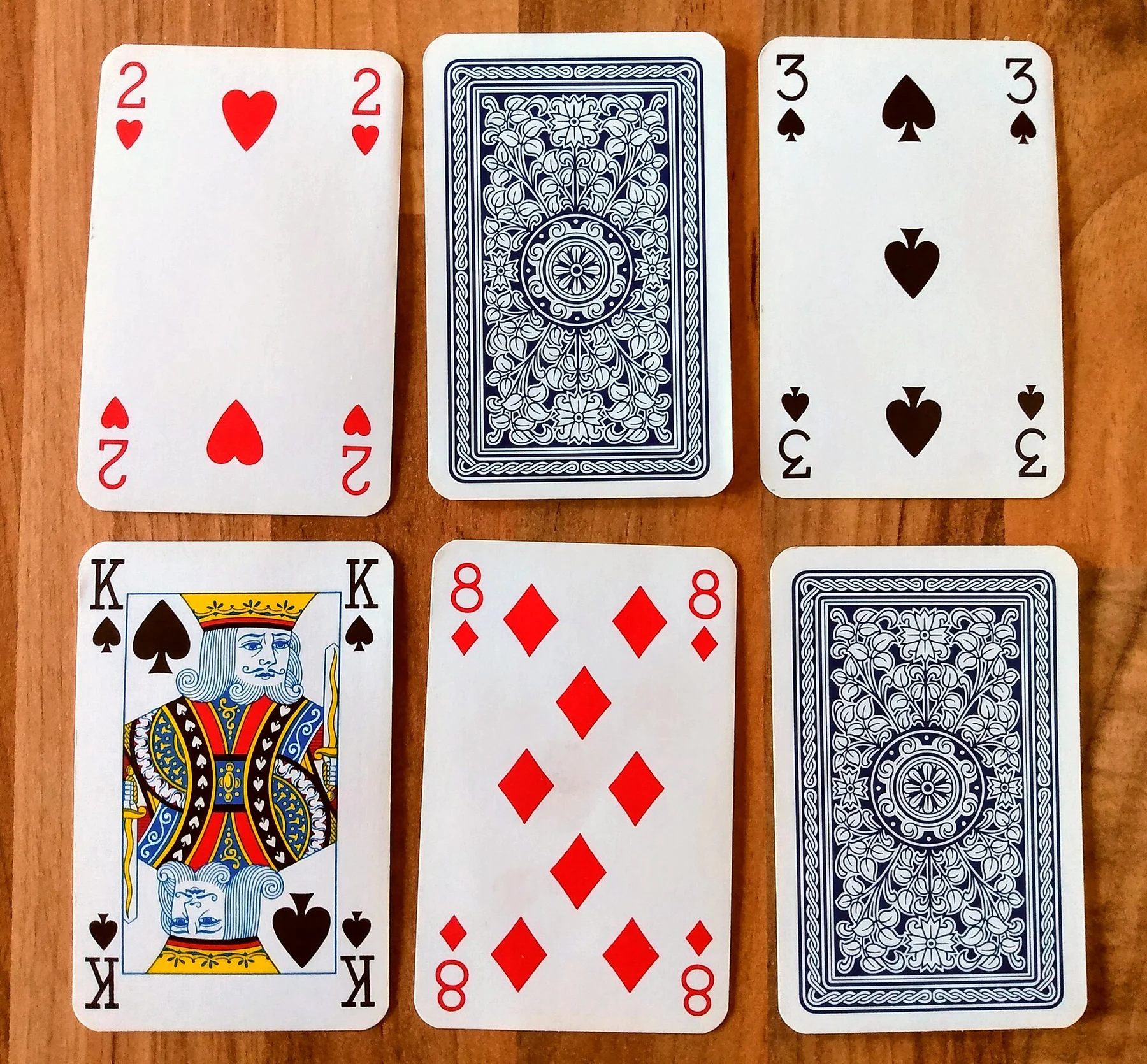 Fotografia de contexto para: variantes de jogos de cartas